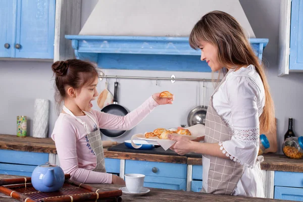 Bella Donna Piccola Adorabile Figlia Piedi Tavola Cucina Cucinare Insieme Foto Stock