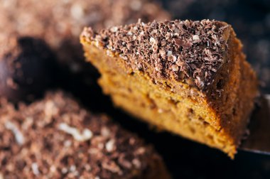 yukarı yükseltilmiş bir çikolatalı pasta dilimi. yakın çekim.