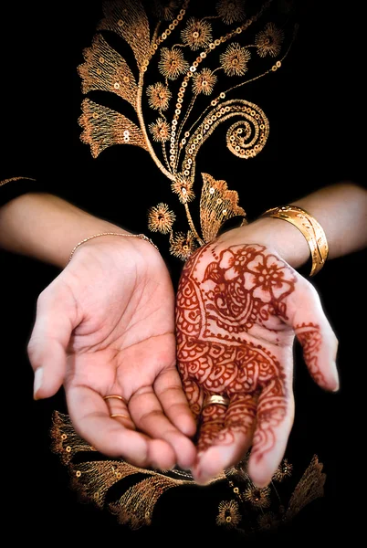 Mehendi, henna en la mano de la novia - Color — Foto de Stock