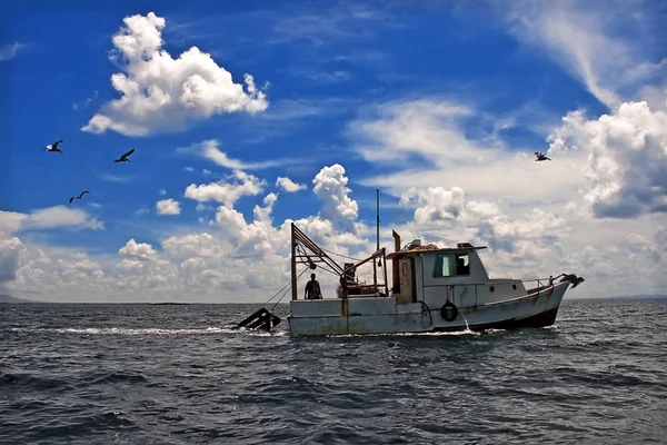 Trekkende boot - boot trawler vissen — Stockfoto