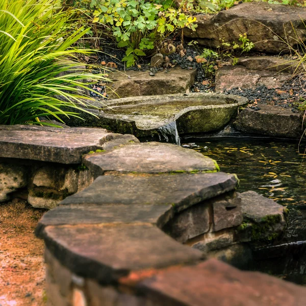 Uteplats med trädgård - zen damm — Stockfoto