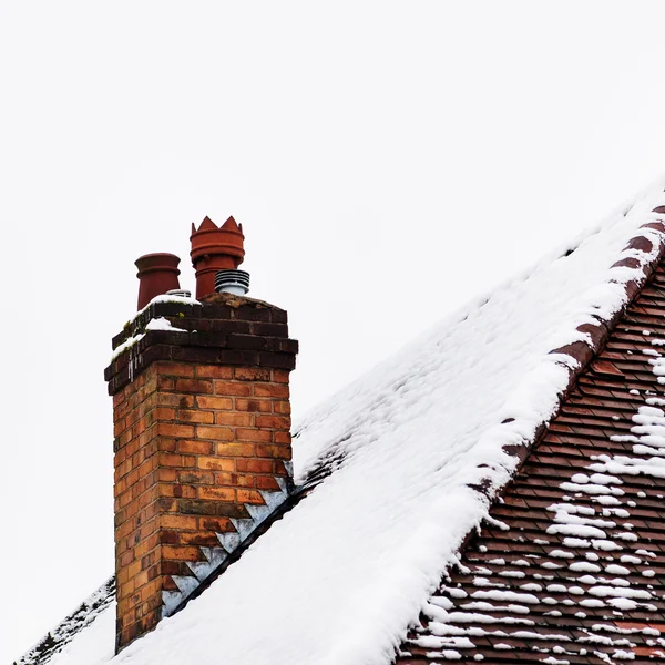 Chimenea y azotea en condiciones nevadas — Foto de Stock