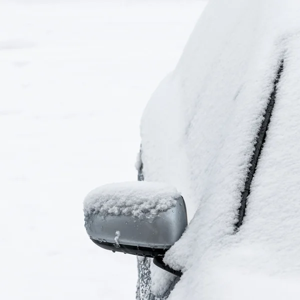 Voiture sous la neige - voiture couverte de neige — Photo