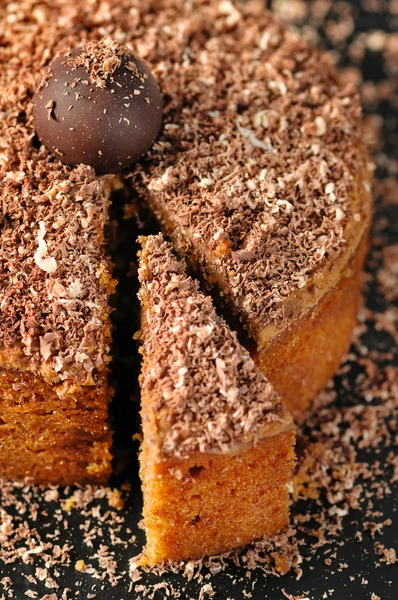 Fetta di una torta di cioccolato e noce. Colpo da vicino . — Foto Stock