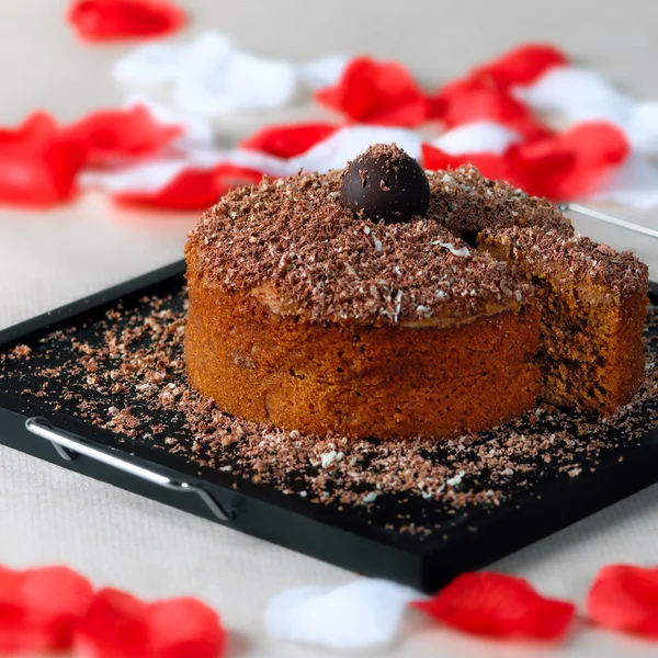 Romantica torta di noci al cioccolato con fetta sul lato — Foto Stock