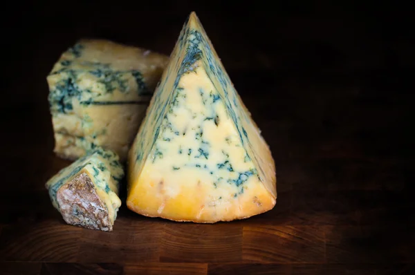 Stilton volwassen blauwe kaas - donkere achtergrond — Stockfoto