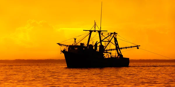 Barco de pesca ao anoitecer - Trinidad e Tobago Imagens De Bancos De Imagens Sem Royalties