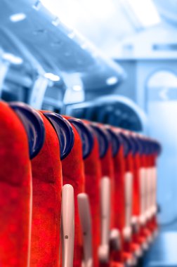 üst üste - açık mavi renkli boş tren koltukları