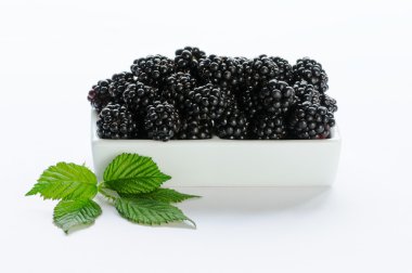 Beyaz bir arka plan beyaz bir tabak içinde BlackBerry