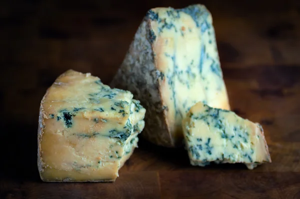 Stilton volwassen blauwe beschimmelde kaas - donkere achtergrond — Stockfoto