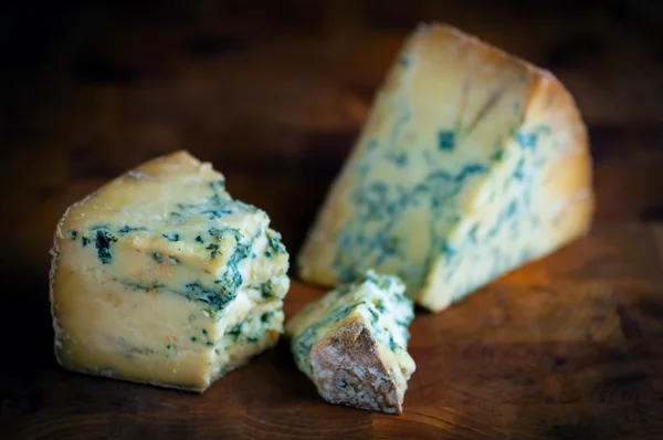 Stilton volwassen blauwe beschimmelde kaas - donkere achtergrond — Stockfoto