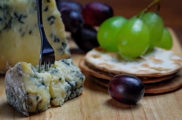 Roquefort blauwe kaas met druiven en crackers — Stockfoto