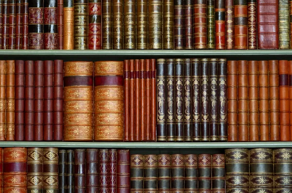 Oude bibliotheek van vintage Hardcover boeken op planken Stockfoto