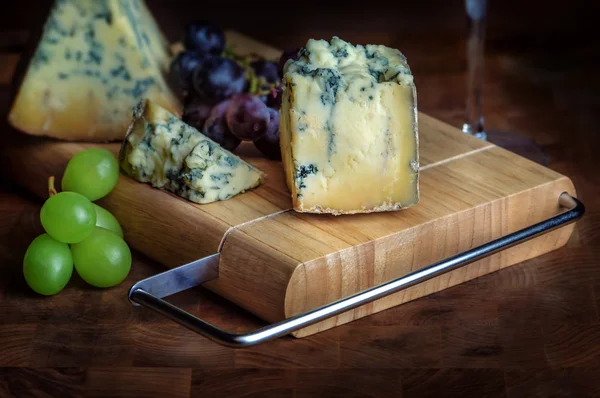 Kaas boord stilton volwassen blauw beschimmelde en druiven — Stockfoto