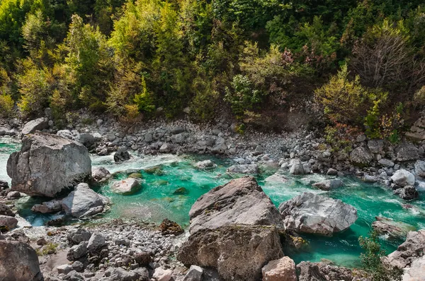 Місті Valbona річка в Північній Албанія туриста — стокове фото