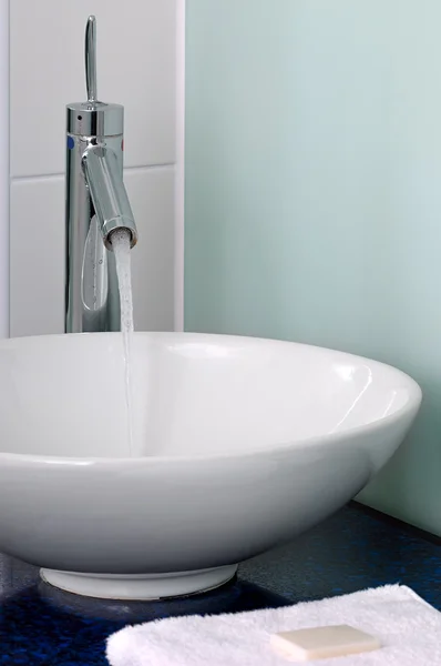 浴室水槽碗计数器点击搅拌机毛巾肥皂 — 图库照片