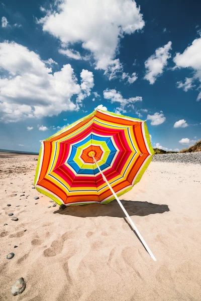 Single colourful umbrella sunny day Aberdovey Wales empty beach — Stock Photo, Image
