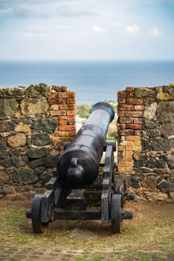 Fort King George Scarborough 'daki ortaçağ kanonu Tobago yerel turizm merkezi.