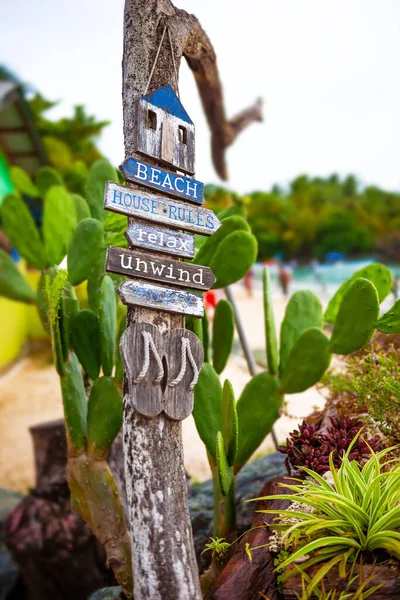 Skylt Vid Stranden Tobago Utomhus Söt Beachwood Pilar Roligt Bredvid — Stockfoto