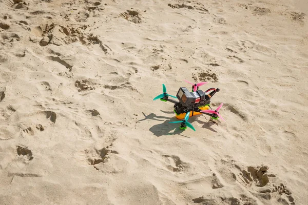 Dron Fpv Pierwsza Osoba Plaża Piasek Widok Gotowy Start — Zdjęcie stockowe