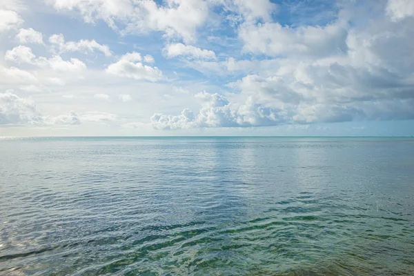 Небесный Остров Затуманивает Ничейный Морской Пляж — стоковое фото