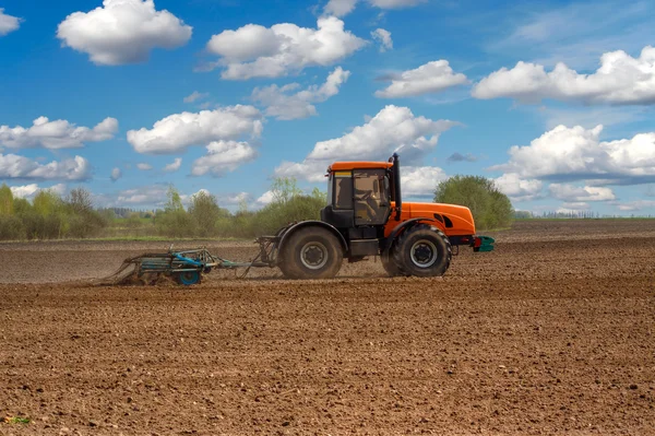 Traktor auf dem Feld — Stockfoto