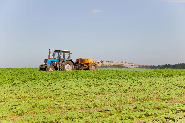 Traktor besprüht Feld — Stockfoto