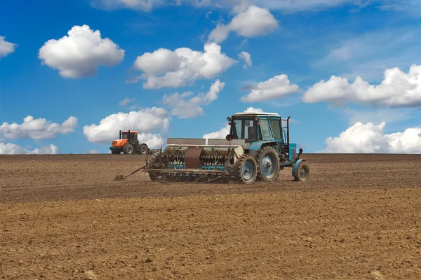 Traktorer på fältet — Stockfoto