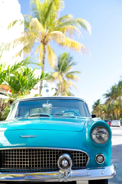 Ocean drive, miami yılında eski araba — Stok fotoğraf