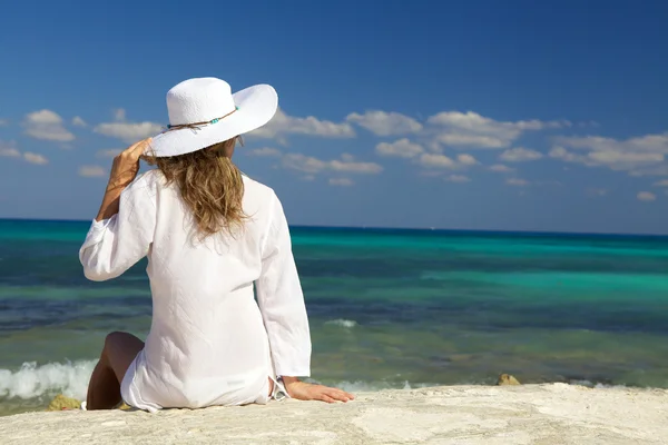 beyaz güneş şapkası