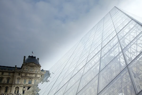 louvre piramitler cam .