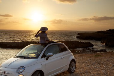 gün batımını arayan kadın