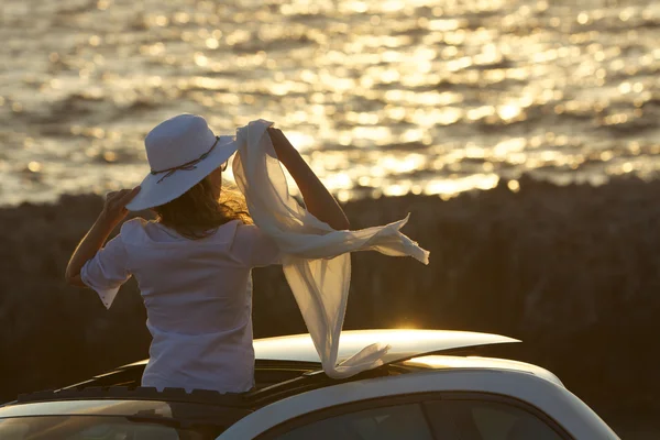 Femme regardant le coucher du soleil — Photo