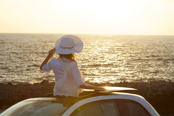 gün batımını arayan kadın