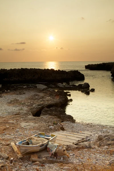 Puesta de sol en una costa italiana Fotos de stock