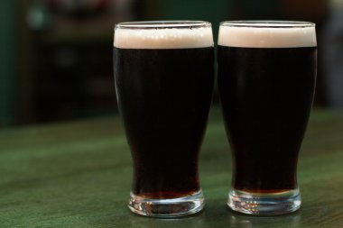 İki bardak koyu bira.