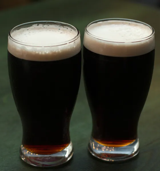 Due bicchieri di birra scura Immagine Stock