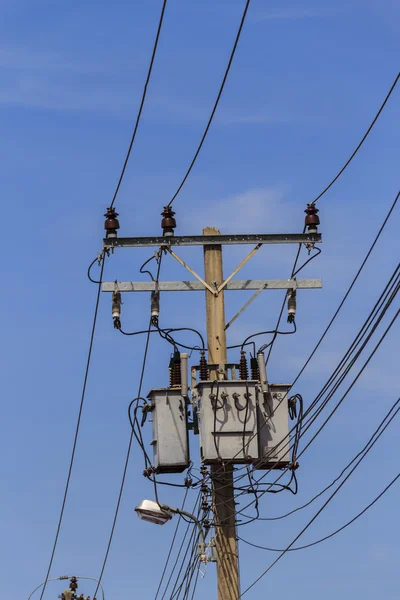 Post energii elektrycznej w błękitne niebo — Zdjęcie stockowe