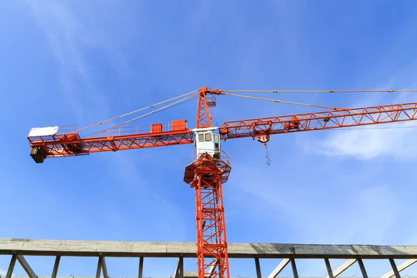 Un sitio de construcción con una grúa y cielo azul — Foto de Stock