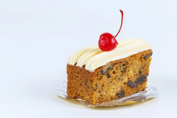 Tranche de délicieux gâteau sur fond blanc — Photo