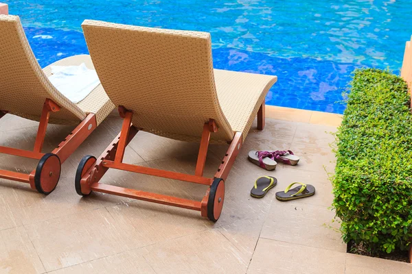 Chaise lounges in zwembad — Stockfoto