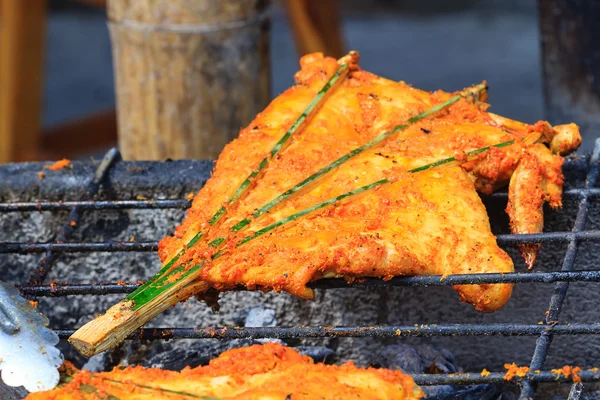 Frango assado com um respingo vermelho, estilo de comida Tailândia . — Fotografia de Stock