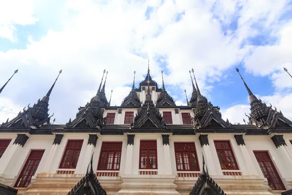 Het metalen paleis in thailand genaamd loha prasart — Stockfoto