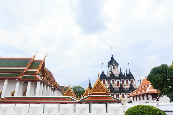 Le palais en métal en Thaïlande appelé Loha Prasart — Photo
