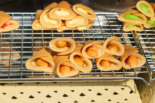 Gerollte Crêpes, thailändisches Essen. — Stockfoto