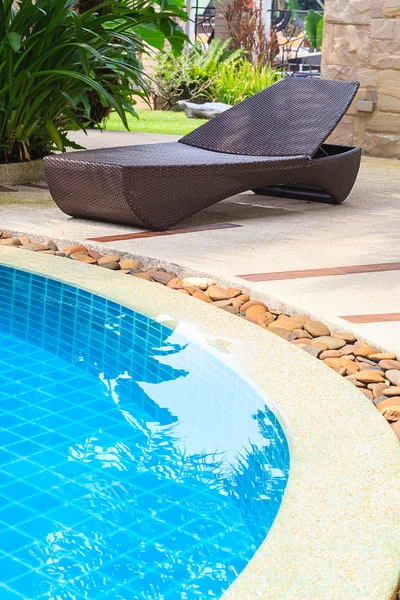 Chaise lounges in zwembad — Stockfoto