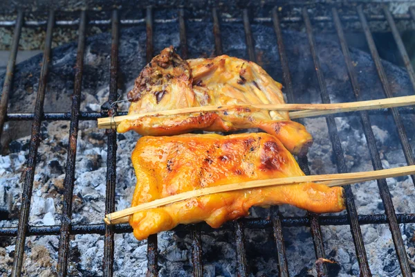 빨간색 스플래쉬, 태국 음식 스타일와 함께 구운된 닭. — 스톡 사진