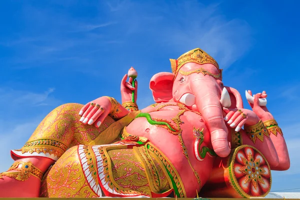 Statua ganesha rosa in azione rilassante, Thailandia . — Foto Stock