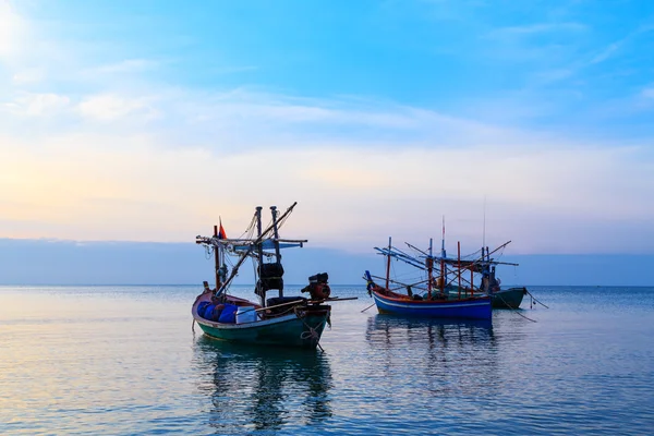 Barcos de pesca ao pôr do sol ou ao nascer do sol, na Tailândia . — Fotografia de Stock