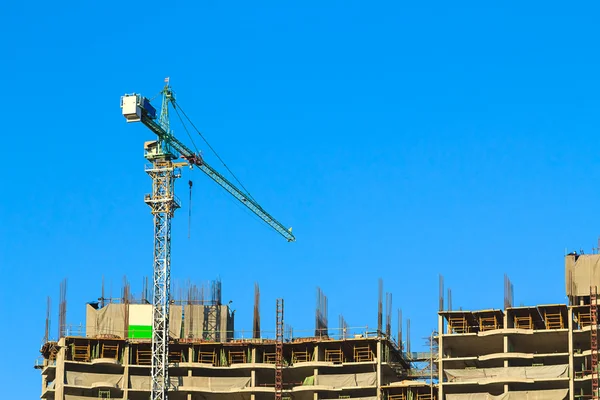 Grúas en una obra de construcción —  Fotos de Stock